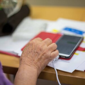 高齢者の孤独死を防ぐおすすめ見守りアプリ5選＆大きなデメリット面について